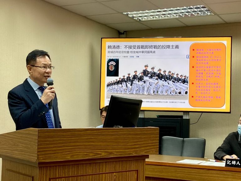 張啓楷針對總統賴清德在陸軍官校祝賀百年校慶致詞時強調，不能接受「首戰即終戰」的投降主義，質詢國防部長顧立雄。(圖／張啓楷國會辦公室提供)