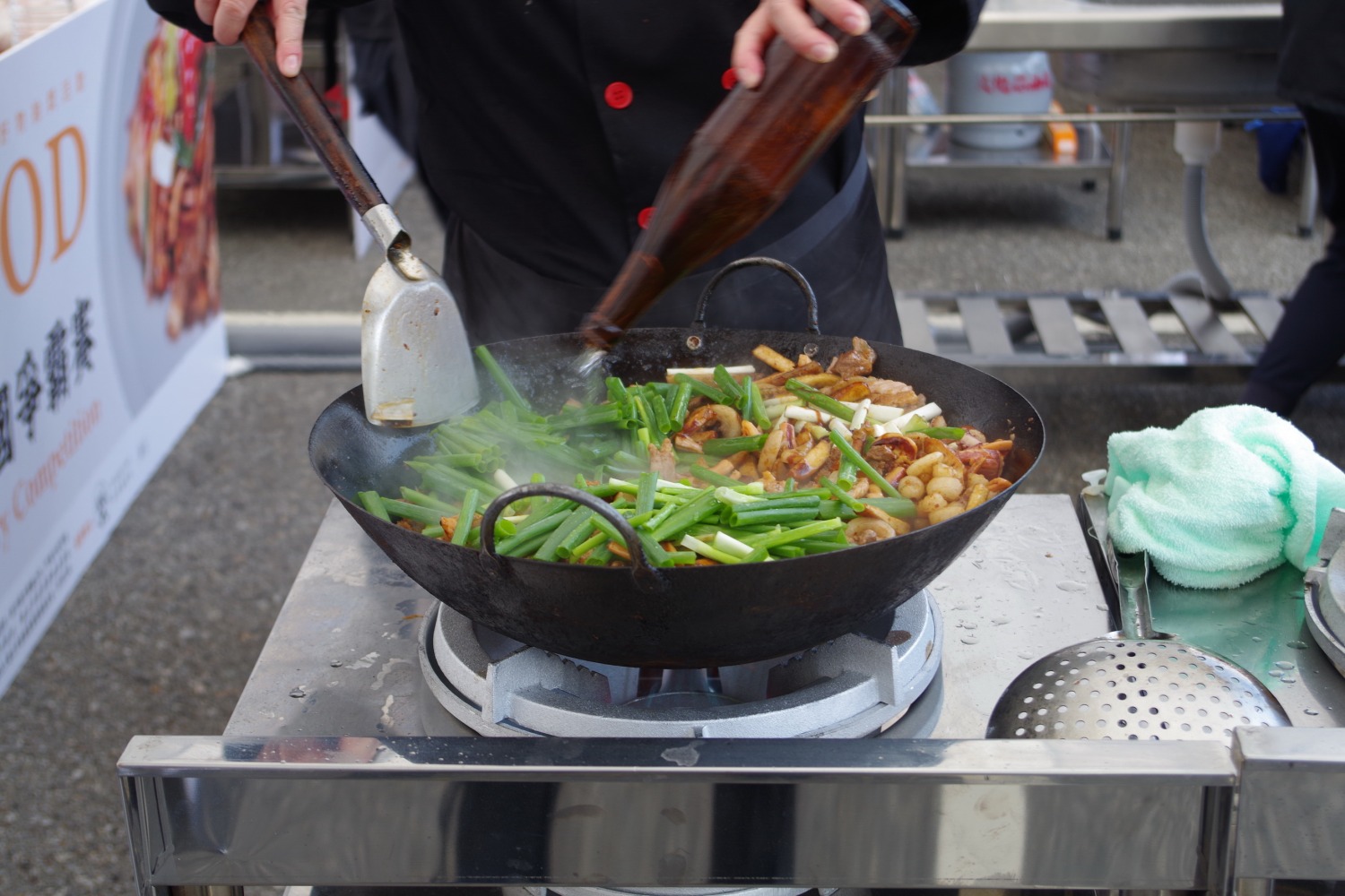 參賽者用心烹調，讓食材呈現客家小炒最好的傳統味道。(圖／主辦單位提供)