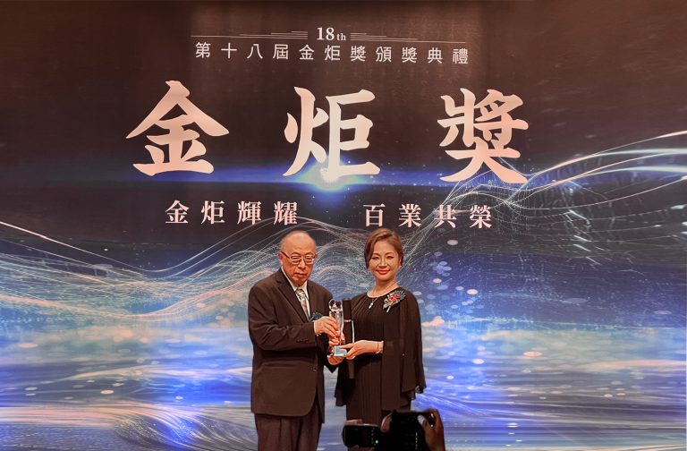 Superb廣興顧問創辦人丁湘芹（右）榮獲第18屆金炬獎「十大績優企業」與「十大經理人」雙獎項。(圖/廣興顧問提供)