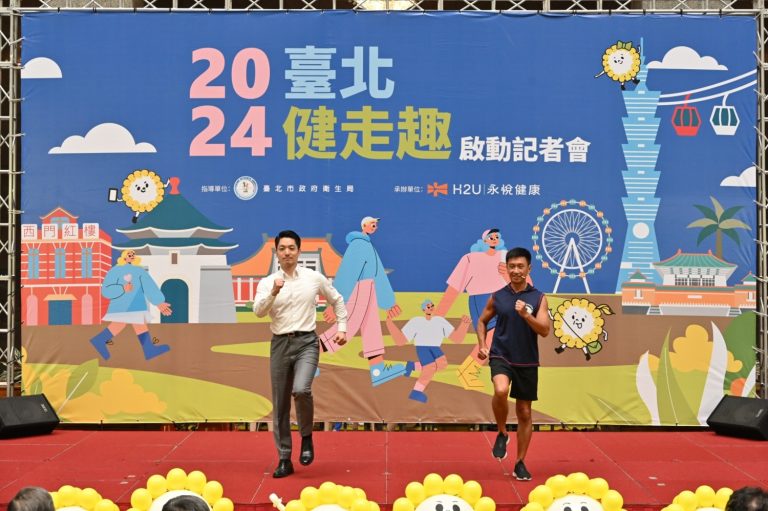 蔣萬安市長與中華民國健身運動協會黃薰隆理事長共同示範正確健走姿勢。 (圖/H2U永悅健康提供)