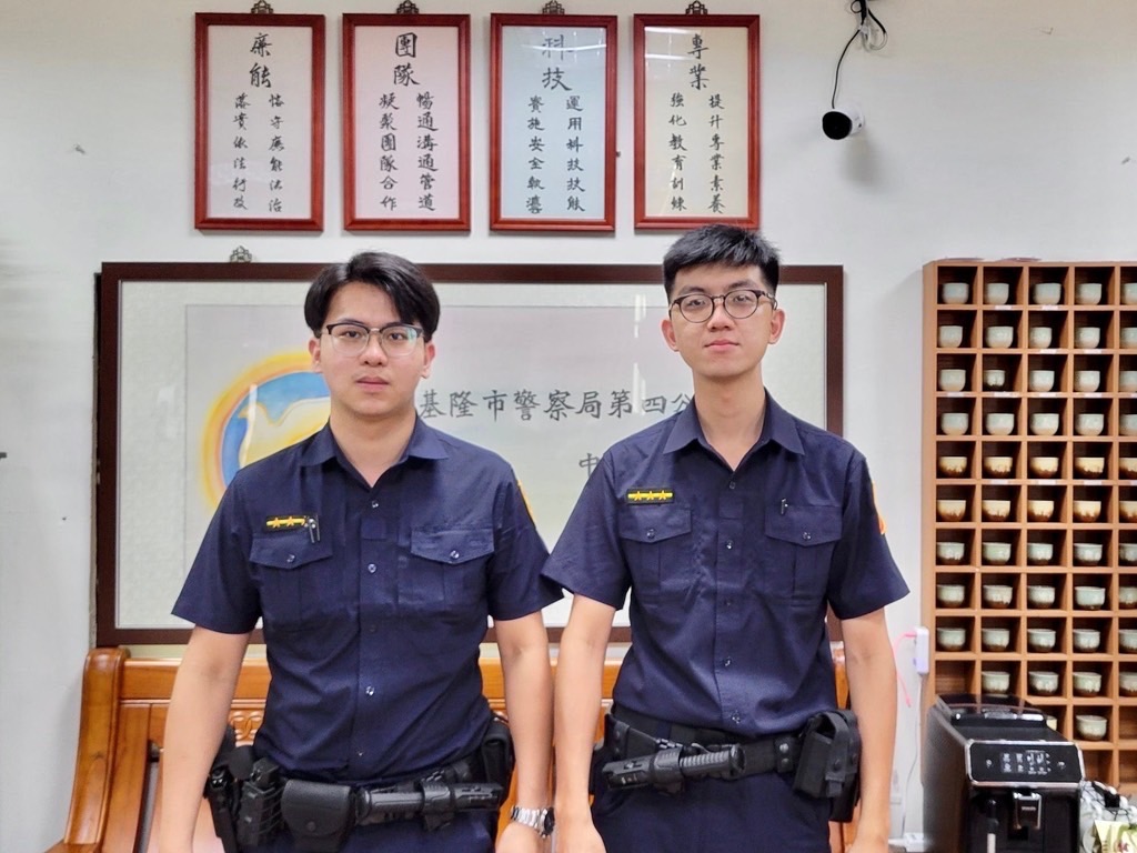 基隆市警察局第四分局中山派出所警員陳伯任（左）、李承恩（右）。（記者薛秀蓮翻攝)