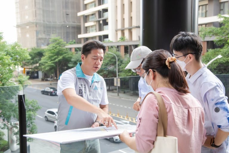 邱代理市長8月初率市政團隊到關埔視察空橋。（圖/記者林照東翻攝）