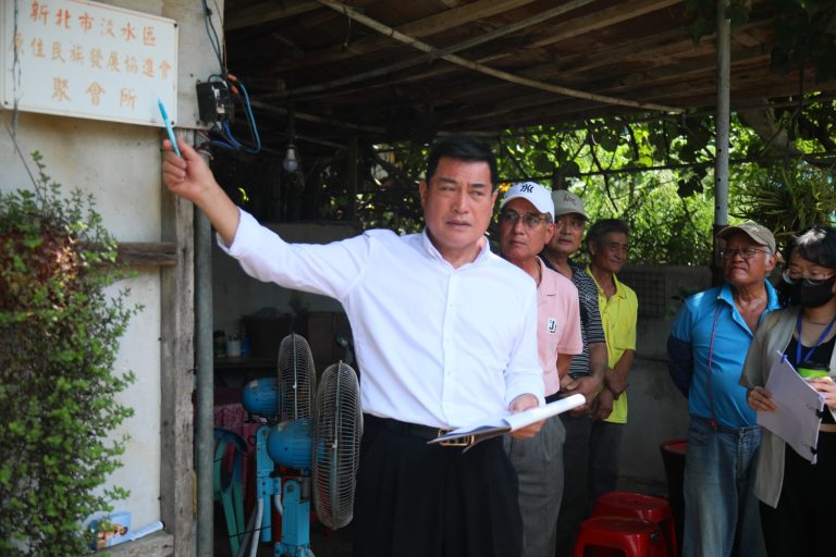 黃仁委員今日針對新北市淡水區原住民專屬社會住宅暨集會所土地取得乙案前往沙崙里望高樓段進行現場會勘。(記者包克明 攝)