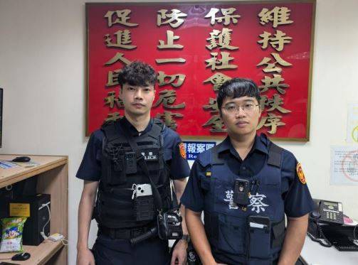 民族路派出所所長陳繪丞(右)、警員林東頡(左)將張姓男子安全帶回派出所休息，並迅速聯繫家屬。（記者 黃荷琇翻攝）