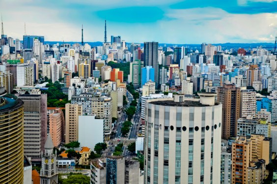 O centro da cidade de São Paulo visto do alto, realça as cores de seus prédios.