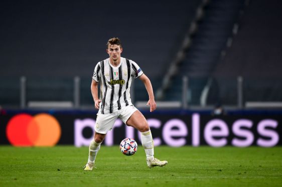 ALLIANZ STADIUM, TURIN, ITALY - 2020/11/24: Matthijs de Ligt of Juventus FC in action during the UEFA Champions League Group G football match between Juventus FC and Ferencvarosi TC. Juventus FC won 2-1 over Ferencvarosi TC. Mastercard logo visible behind him with word "priceless" (Photo by Nicolò Campo/LightRocket via Getty Images)