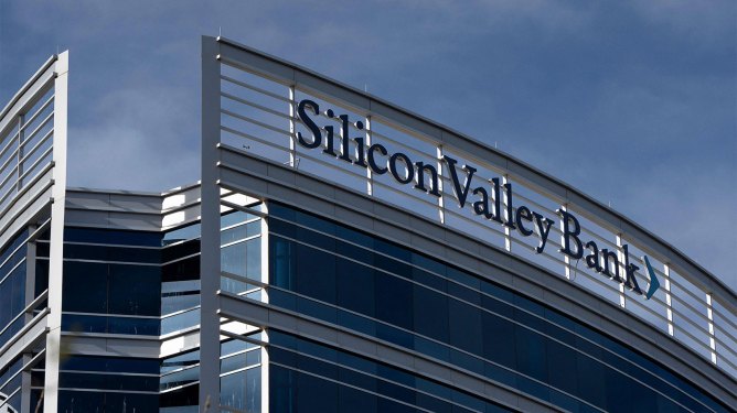 A Silicon Valley Bank office is seen in Tempe, Arizona, on March 14, 2023. - With hindsight, there were warning signs ahead of last week's spectacular collapse of Silicon Valley Bank, missed not only by investors, but by bank regulators. Just why the oversight failed remained a hot question among banking experts, with some focusing on the weakness of US rules. (Photo by REBECCA NOBLE/AFP via Getty Images)