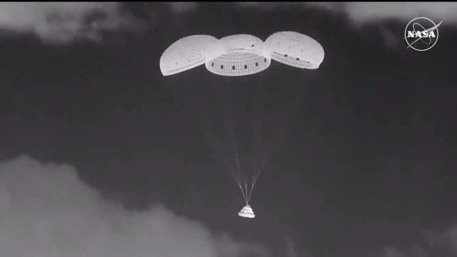 Boeing Starliner landing; capsule with 3 chutes deployed