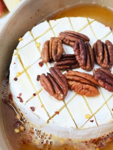 Baked Brie with Honey and pecans