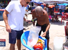 Cariocas fazem almoço de Natal com pé na areia