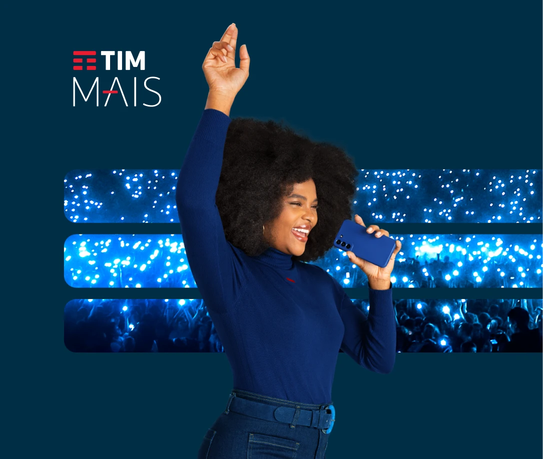 Homem segura celular pós-pago TIM e vive experiências no TIM Mais. Atrás, plateia levanta celular em show