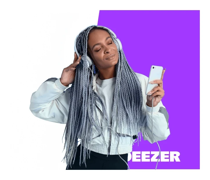 Jovem mulher ouve música e dança enquanto o segura o celular e põe mão no fone de ouvido. Atrás, logotipo do Deezer Premium em fundo azulado.