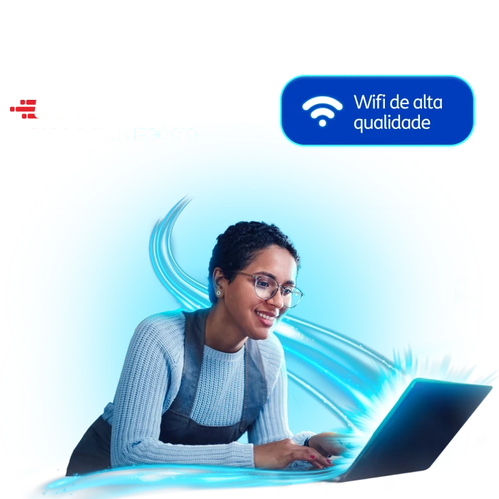 Mulher confere em notebook as melhores ofertas de internet fibra ótica TIM Ultrafibra para empresas