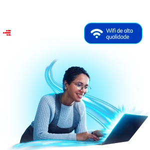 Mulher confere em notebook as melhores ofertas de internet fibra ótica TIM Ultrafibra para empresas