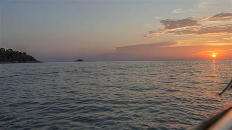 Time lapse movie of a ocean sunset with moving clouds 19073592 Stock Video at Vecteezy