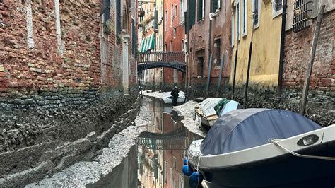 Gondolas stranded as canals dry up in Venice | FOX 5 New York