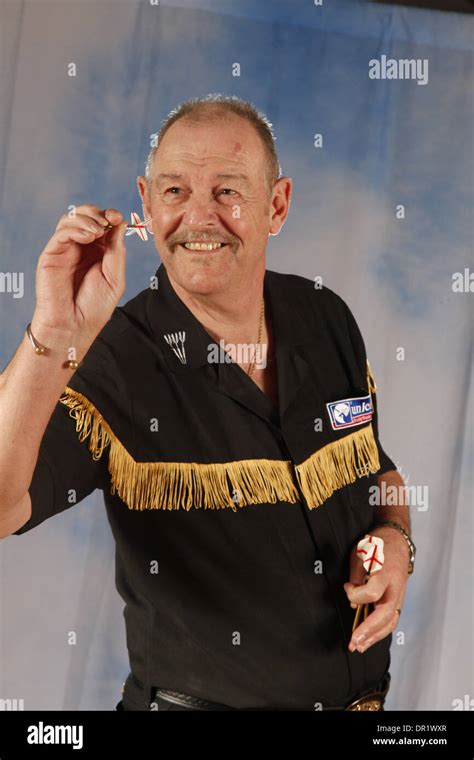 bob anderson veteran world champion darts player Stock Photo - Alamy