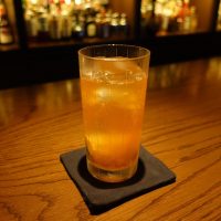 「Bar Cherokee」（中洲）の「苺とラベンダーのジントニック」