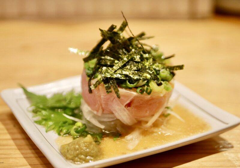 食堂うめぼしの「鶏しおユッケ」