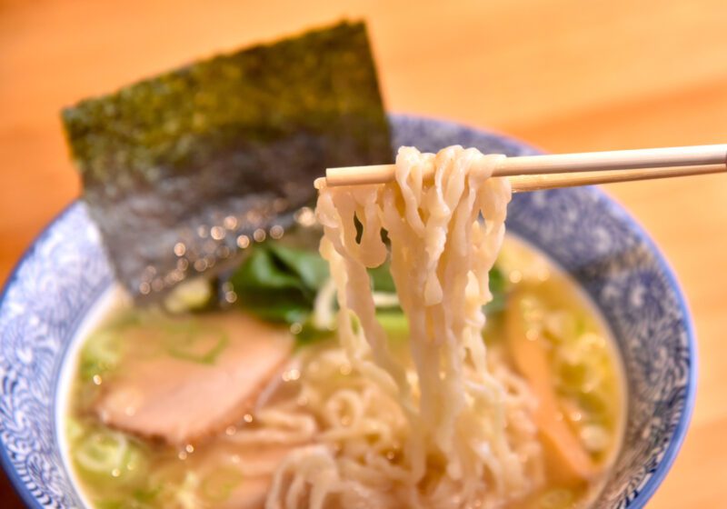 山串 塩そば 麺アップ