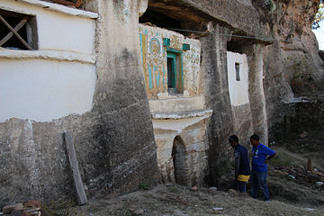 Die ingang na die Abreha-rotskerk in die Tigray-streek.