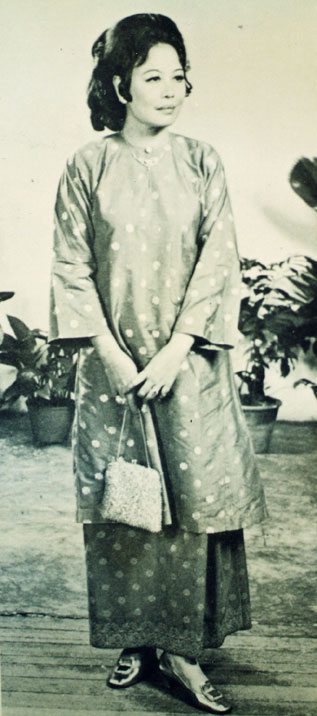 <span class="mw-page-title-main">Baju Kurung</span> Indonesian and Malaysian traditional clothing