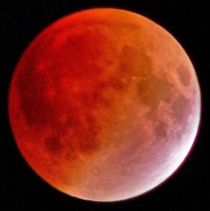 <span class="mw-page-title-main">August 2007 lunar eclipse</span> Central lunar eclipse