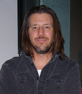 Der Autor David Foster Wallace im Hammer Museum in Los Angeles im Januar 2006. Das Porträt stammt aus einem Gruppenfoto mit Fans des Autors.