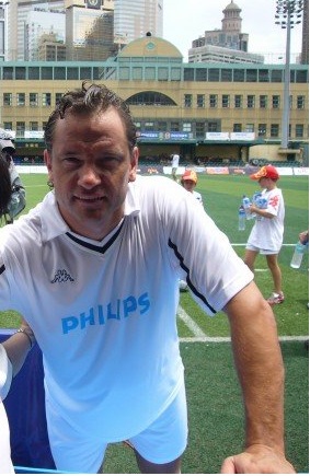 <span class="mw-page-title-main">Dean Holdsworth</span> English footballer (born 1968)