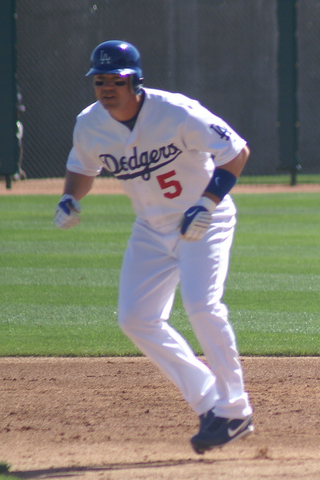 <span class="mw-page-title-main">Mark Loretta</span> American baseball player (born 1971)