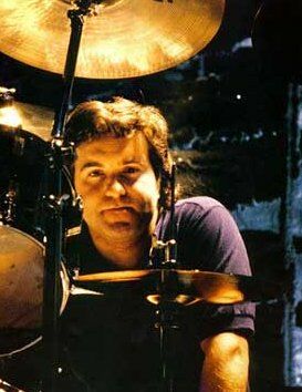 <span class="mw-page-title-main">Simon Wright (musician)</span> English drummer (born 1963)