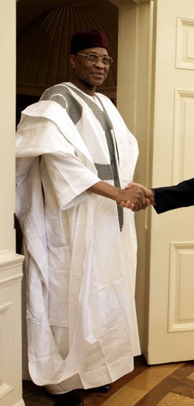 <span class="mw-page-title-main">Boubou (clothing)</span> Flowing wide-sleeved robe in Africa