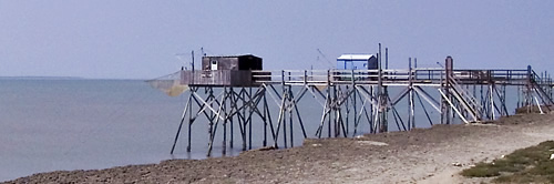 Pontons d'accès et installations de pêche au carrelet sur la côte ouest de l'île.