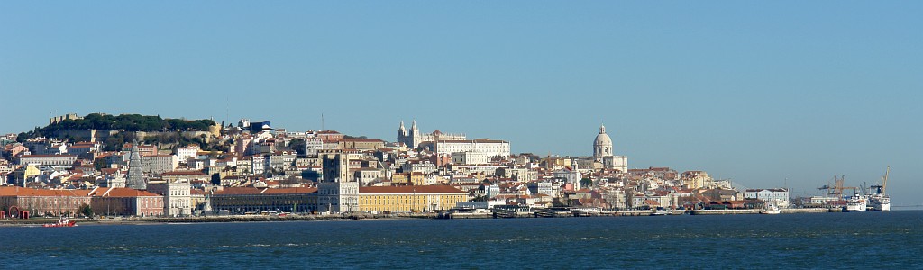 Centar Lisabona (pogled s druge obale). Dolje lijevo je Praça do Comércio, gore lijevo Castelo de São Jorge, desno kvart Alfama sa samostanom São Vicente da Fora i crkvom Santa Engrácia