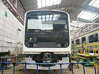 転用改造中の車両（左から209系、205系）、右側：機器更新終了の車両（E231系）