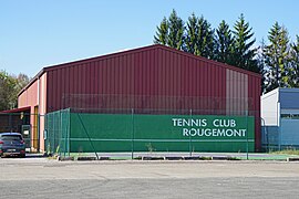 Le court de tennis couvert.