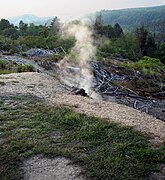 Des gaz toxiques et de la fumée s'élèvent du sol au-dessus de l'incendie souterrain en 2006.