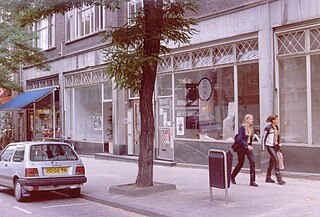 Witte de Withstraat met etalages van galerie Ecce in die tijd over twee winkelpanden, 1997