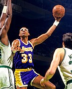 Kareem Abdul-Jabbar esegue il suo celebre gancio