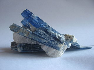 <span class="mw-page-title-main">Kyanite</span> Aluminosilicate mineral