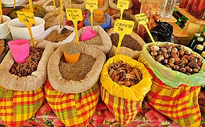 Sacs en madras contenant des épices, marché Sainte-Anne en Guadeloupe.