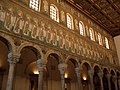 Navata della basilica bizantina di Sant'Apollinare Nuovo a Ravenna, con il mosaico della Processione delle Sante vergini e martiri.