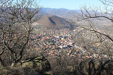 Панорама Звечана виђена са стазе ка истоименој тврђави.