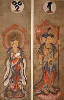 帝釈天（左）と梵天（右）。三叉戟と蓮華と水瓶と鉾を持つ。