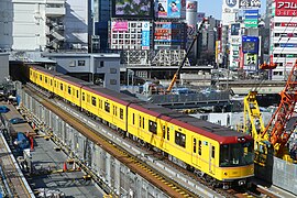 une rame série 1000 quittant Shibuya