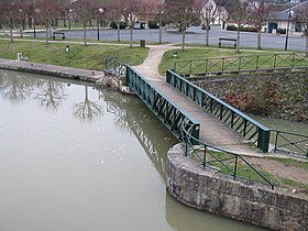 Vue vers le sud-ouest : la Trézée (à droite) rejoint le canal en aval du pont