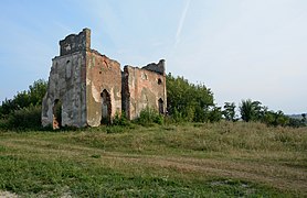 l'ancien château à Pyroulske, classé[7],