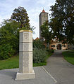 Stauferstele im Burggarten; hinten rechts das städtische Burgtor