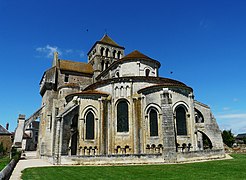 Église de Saint-Jouin-de-Marnes (Deux-Sèvres), avec chapelles et quel­ques voûtes du gothique angevin.