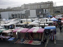 Jour de marché devant les grands ensembles de Bellefontaine à Toulouse.